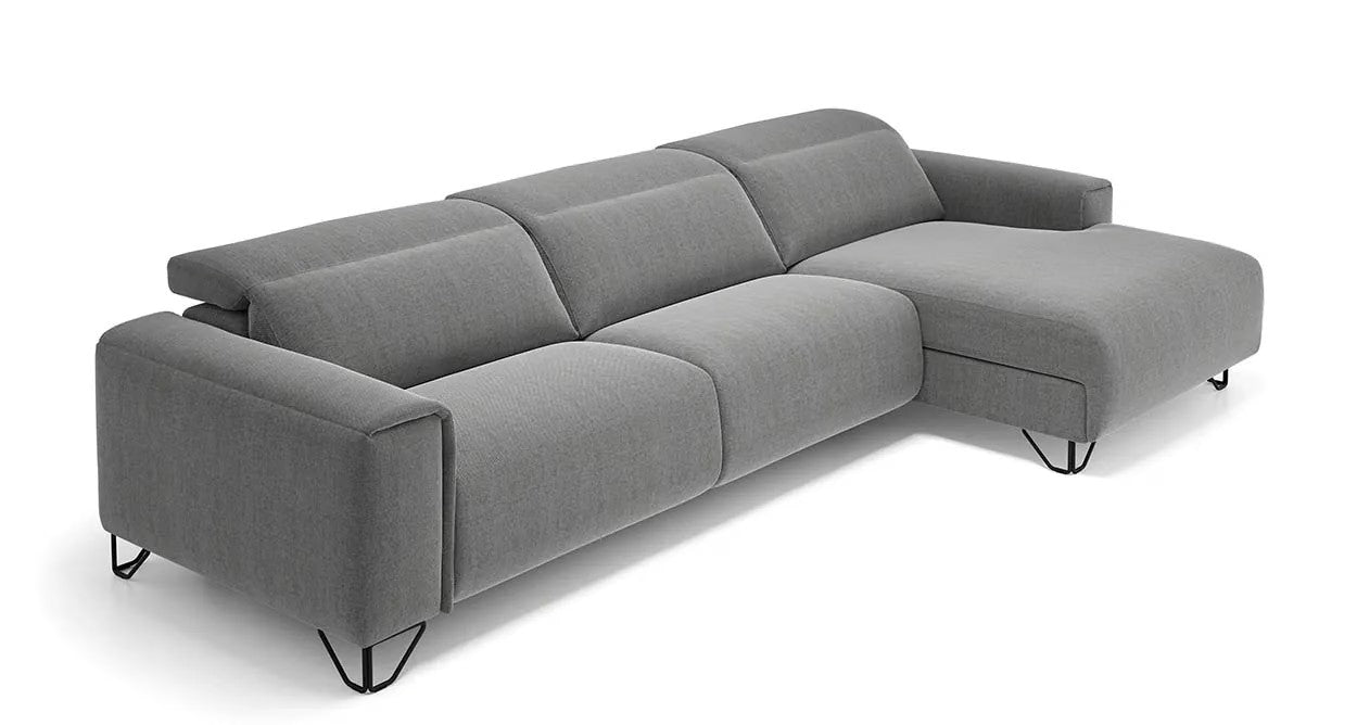 Sofá Relax de 2 asientos eléctricos + Chaiselonge Modelo Kio. Brazos estrechos, puedes venir a probarlo en nuestra tienda ubicada en puerto de sagunto. Somos Muebles sagunto.
