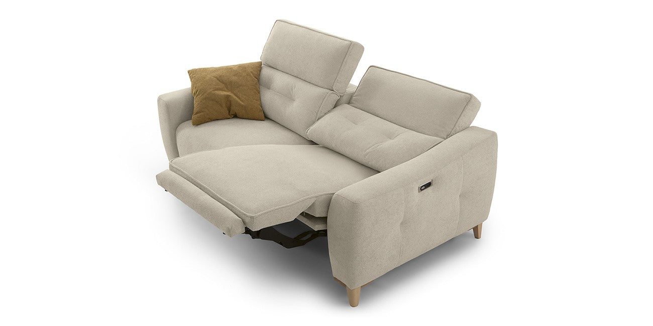 Sofá Gino con asientos de muelles ensacados, brazos con botoneras y puerto usb.