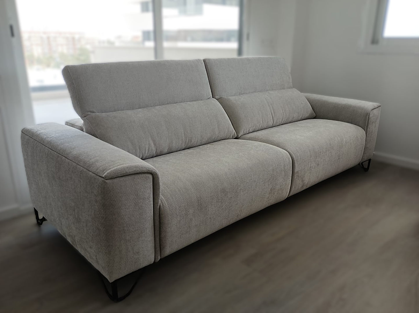 Sofá Relax de 2 asientos eléctricos Modelo Kio. Brazos estrechos, puedes venir a probarlo en nuestra tienda ubicada en puerto de sagunto. Somos Muebles sagunto.