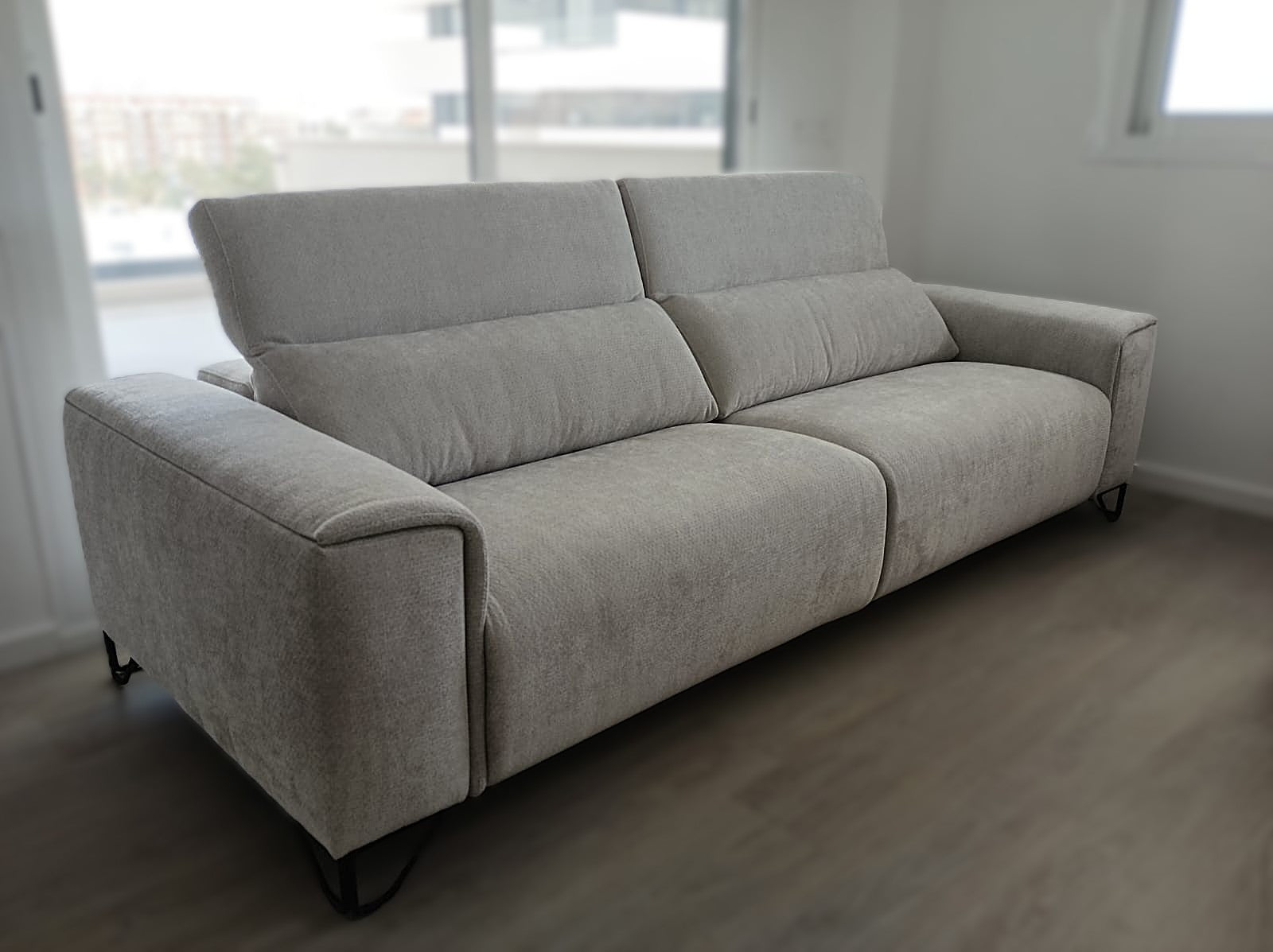 Sofá Relax de 2 asientos eléctricos Modelo Kio. Brazos estrechos, puedes venir a probarlo en nuestra tienda ubicada en puerto de sagunto. Somos Muebles sagunto.